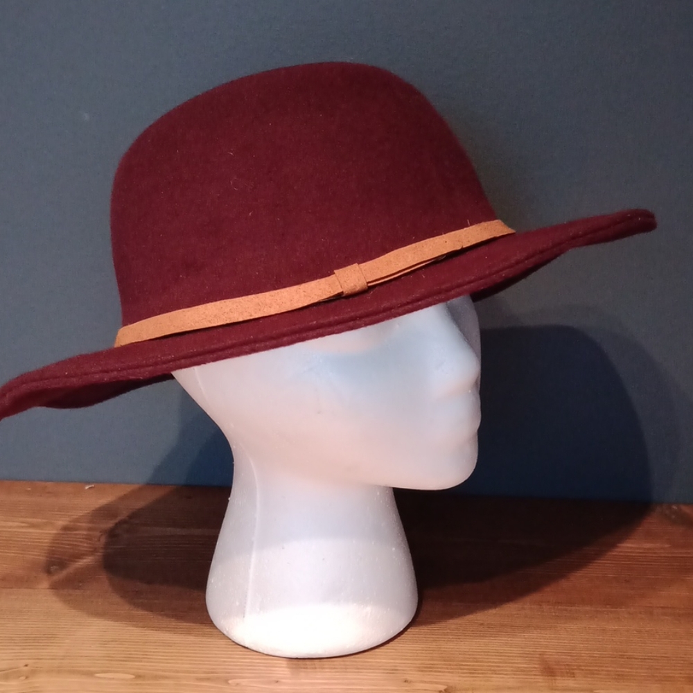 Adam Levine hat